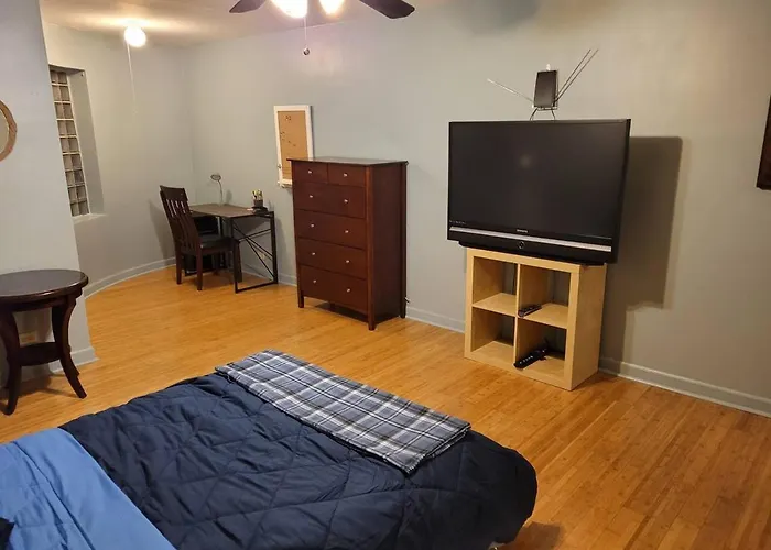 Great Chicago Getaway 2 Bedrooms Sleeps 1 To 4